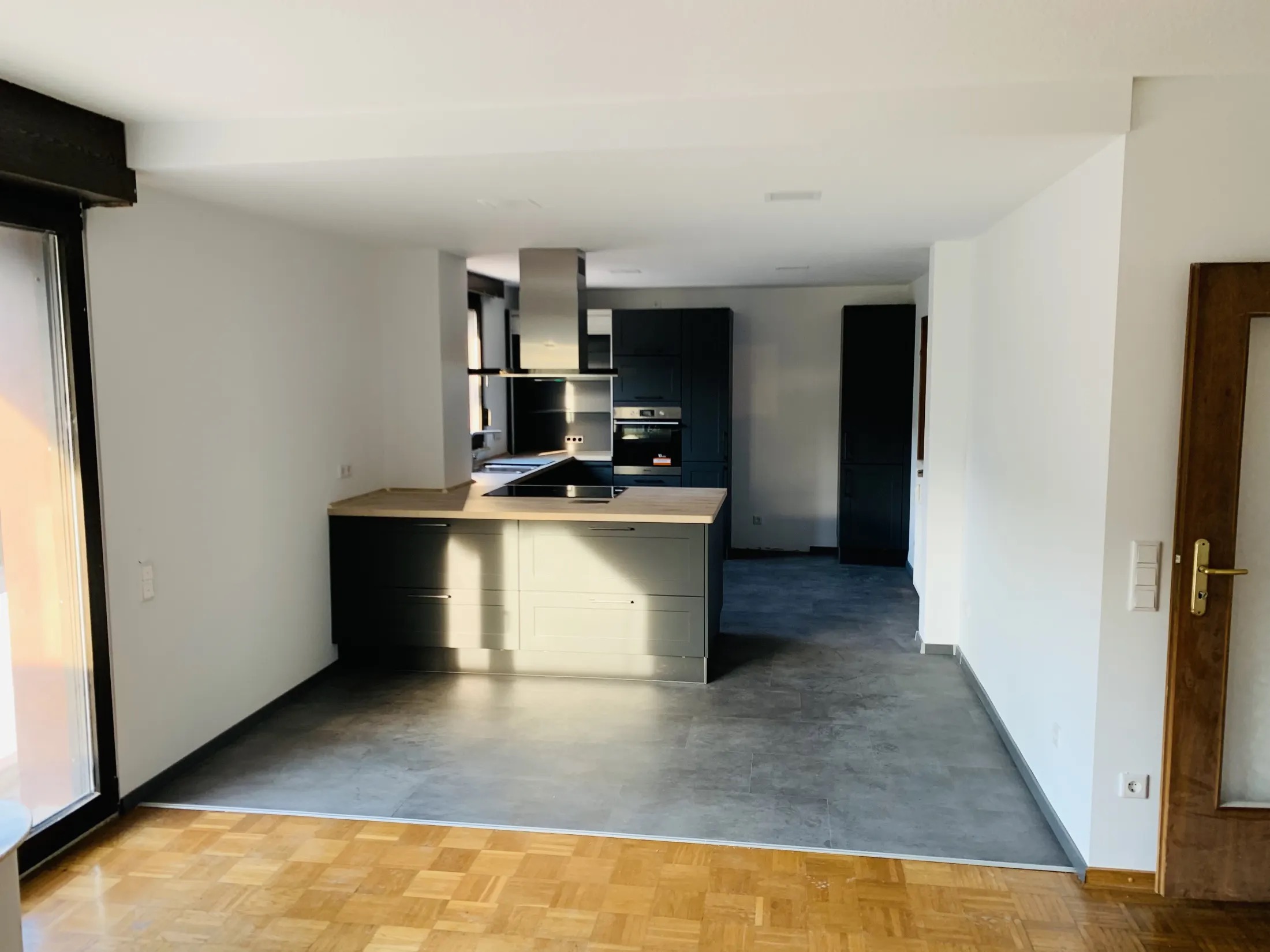 Renovierter Innenraum mit Küche und Bodenbelag
